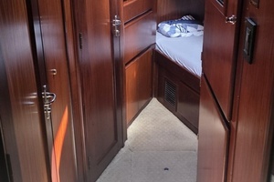 1989 Hatteras 52 Convertible thumbnail 28