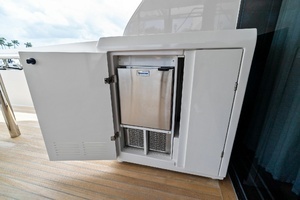 2023 Ferretti Yachts 860 thumbnail 13