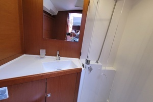 2015 Beneteau Oceanis 45 thumbnail 23