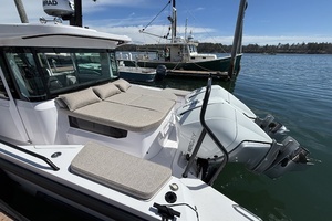 2023 Axopar 37XC Cross Cabin thumbnail 13
