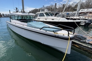 2023 Axopar 37XC Cross Cabin thumbnail 11