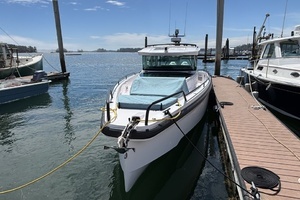 2023 Axopar 37XC Cross Cabin thumbnail 6