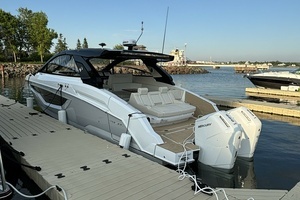 2024 Cruisers Yachts 42 GLS OB thumbnail 8