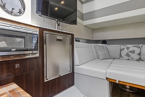 2024 Cruisers Yachts 42 GLS OB thumbnail 28