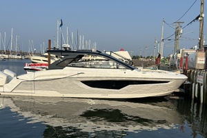2024 Cruisers Yachts 42 GLS OB thumbnail 1