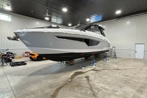 2024 Cruisers Yachts 42 GLS OB thumbnail 9