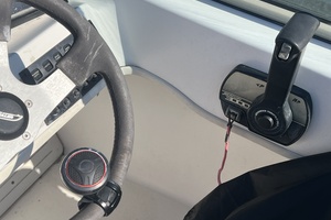 Photo 6053387 for 2000 Boston Whaler 18 Ventura Bowrider  