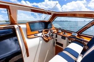2008 Hinckley Talaria 38R thumbnail 17