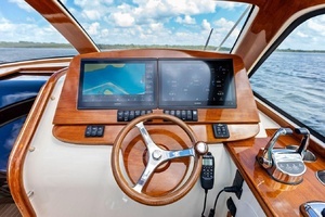 2008 Hinckley Talaria 38R thumbnail 18