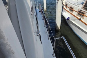1998 Carver 405 Aft Cabin Motor Yacht thumbnail 11