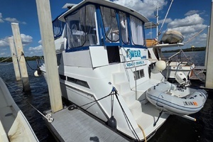 1998 Carver 405 Aft Cabin Motor Yacht thumbnail 2