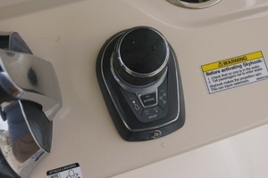 2018 Boston Whaler Outrage thumbnail 7