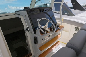 2018 Boston Whaler Outrage thumbnail 12