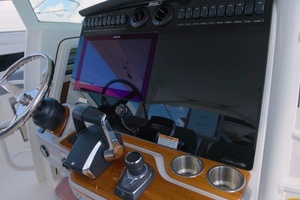 2018 Boston Whaler Outrage thumbnail 9