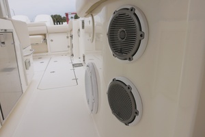 2018 Boston Whaler Outrage thumbnail 16