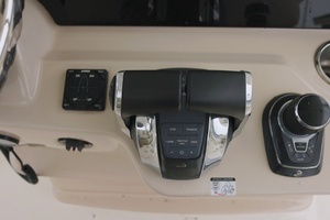2018 Boston Whaler Outrage thumbnail 6
