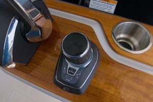 2018 Boston Whaler Outrage thumbnail 10