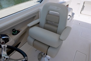 2024 Boston Whaler Vantage thumbnail 8
