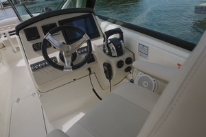 2014 Boston Whaler Vantage thumbnail 11