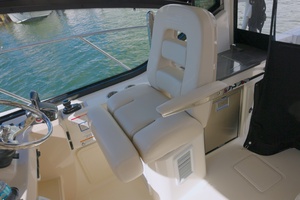 2023 Boston Whaler Conquest thumbnail 11