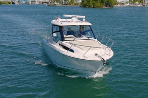 2023 Boston Whaler Conquest thumbnail 6