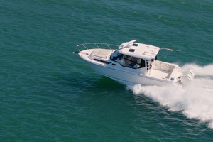 2023 Boston Whaler Conquest thumbnail 1