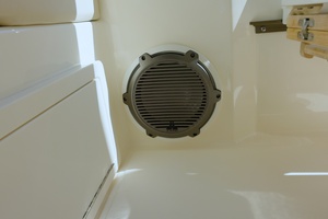 2023 Boston Whaler Conquest thumbnail 17