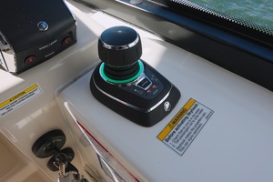 2023 Boston Whaler Conquest thumbnail 16