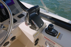2023 Boston Whaler Conquest thumbnail 13