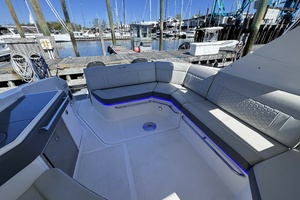 2021 Sea Ray 320 Sundancer thumbnail 4
