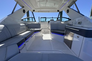 2021 Sea Ray 320 Sundancer thumbnail 5
