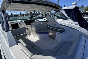 2021 Sea Ray 320 Sundancer thumbnail 3