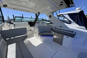 2021 Sea Ray 320 Sundancer thumbnail 6