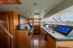2004 Hatteras Sport Deck thumbnail 28
