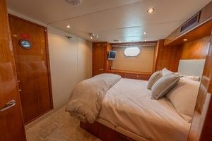 2004 Hatteras Sport Deck thumbnail 19