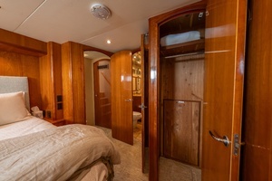 2004 Hatteras Sport Deck thumbnail 20
