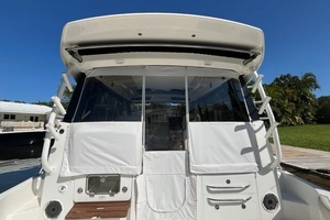 2023 Boston Whaler 405 Conquest thumbnail 7