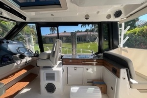 2023 Boston Whaler 405 Conquest thumbnail 6