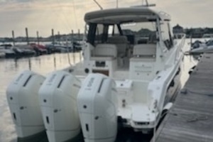 2023 Boston Whaler 405 Conquest thumbnail 3