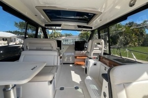 2023 Boston Whaler 405 Conquest thumbnail 8