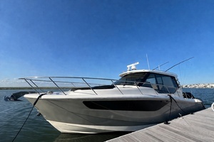 2023 Boston Whaler 405 Conquest thumbnail 1