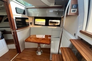 2023 Boston Whaler 405 Conquest thumbnail 4