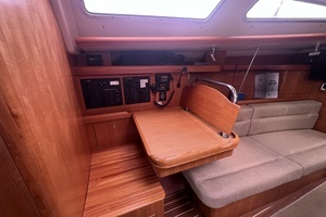 2006 Hunter 38 thumbnail 7