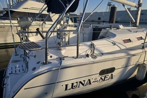 2005 Hunter 36 thumbnail 3
