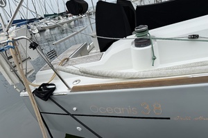 2016 Beneteau Oceanis thumbnail 14