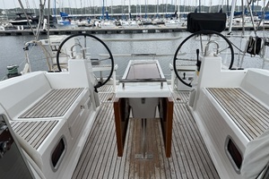 2016 Beneteau Oceanis thumbnail 25
