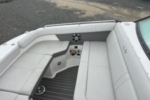 Photo 6071950 for 2024 Sea Ray SDX 250 Outboard  