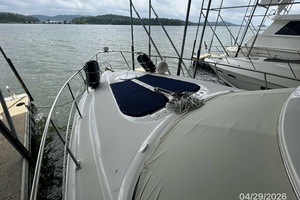 2000 Cruisers Yachts 4450 thumbnail 7