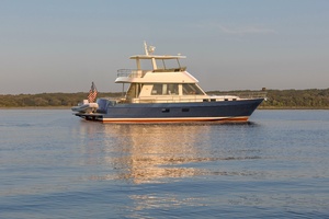 2027 Hunt Yachts 56 Flybridge thumbnail 7