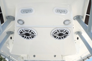2023 Cobia 320CC thumbnail 19